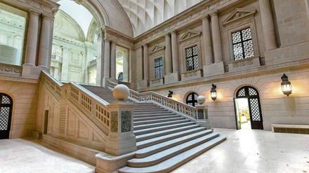 Der Architekt der Staatsbibliothek Unter den Linden, Ernst von Ihne, schuf aus Bauformen der Renaissance und des Barock einen eigenen Monumentalstil. Die Haupttreppe führt vom Erdgeschoss ins Vestibül. Über der Haupttreppe wurde das einstige Tonnengewölbe wieder freigelegt und baulich nachempfunden. 