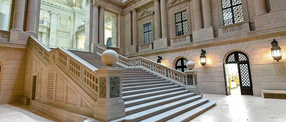 Der Architekt der Staatsbibliothek Unter den Linden, Ernst von Ihne, schuf aus Bauformen der Renaissance und des Barock einen eigenen Monumentalstil. Die Haupttreppe führt vom Erdgeschoss ins Vestibül. Über der Haupttreppe wurde das einstige Tonnengewölbe wieder freigelegt und baulich nachempfunden.