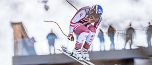 Am Freitag (22.01.) noch in Aktion auf der Streif: Matthias Mayer (Österreich) im Sprung. Am Samstag werden keine Abfahrer den Hahnenkamm wegen schlechter Witterung befahren.