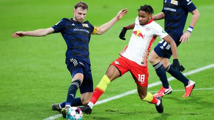 Immer nah dran. Marvin Friedrich (links, hier gegen Leipzigs Christopher Nkunku) gehörte in der Hinrunde zu den besten Innenverteidigern der Liga.