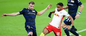 Immer nah dran. Marvin Friedrich (links, hier gegen Leipzigs Christopher Nkunku) gehörte in der Hinrunde zu den besten Innenverteidigern der Liga.