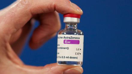 Eine Ampulle des Impfstoffs der Universität Oxford und des Konzerns Astrazeneca.