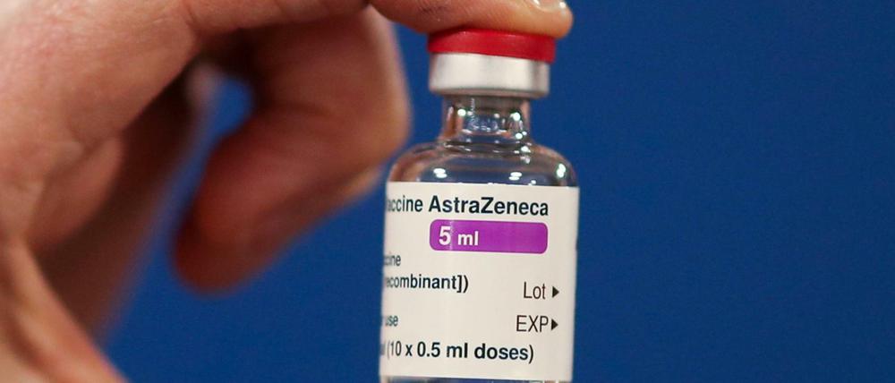 Eine Ampulle des Impfstoffs der Universität Oxford und des Konzerns Astrazeneca.