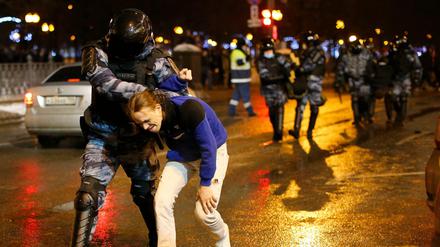 Polizisten bringen Teilnehmer eines Protestes gegen die Inhaftierung des Oppositionsführers Nawalny in Moskau zu Polizeibussen. 
