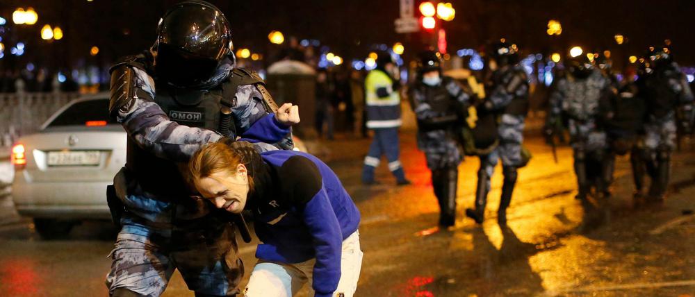 Polizisten bringen Teilnehmer eines Protestes gegen die Inhaftierung des Oppositionsführers Nawalny in Moskau zu Polizeibussen.