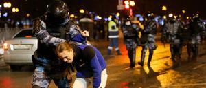 Polizisten bringen Teilnehmer eines Protestes gegen die Inhaftierung des Oppositionsführers Nawalny in Moskau zu Polizeibussen. 