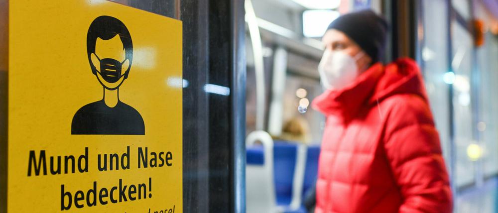 Berlin verteilt fünf OP-Masken an alle, die sich das nicht leisten können.
