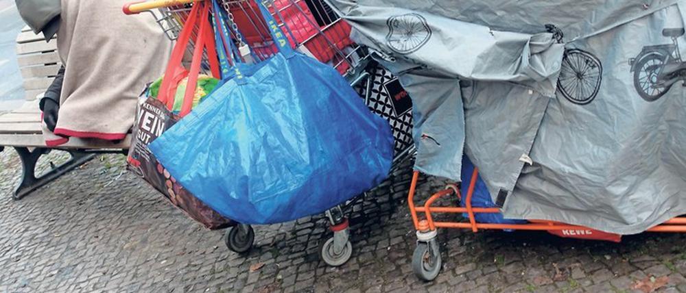 Viele Wohnungslose haben ihre Sachen in einem Einkaufwagen verstaut, den sie aber nachts nicht in eine Notunterkunft mitnehmen können.