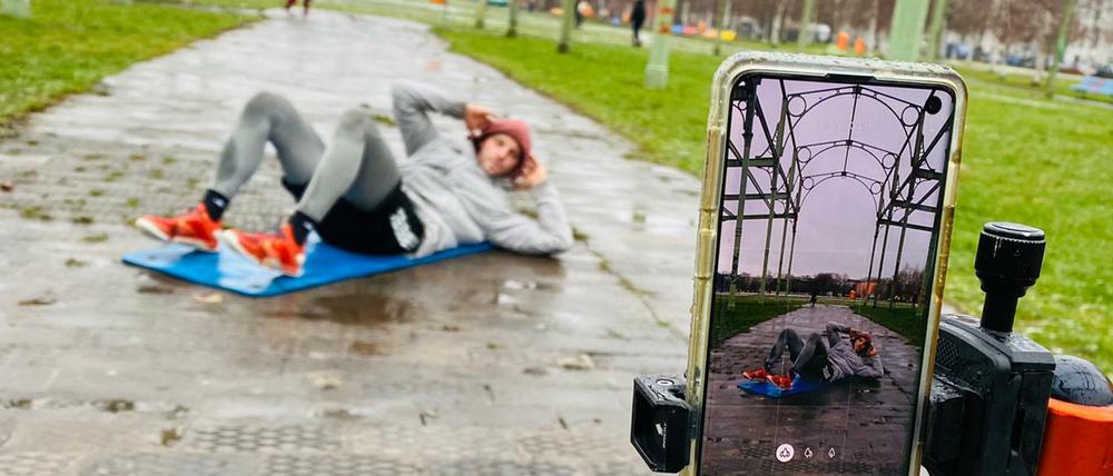 "Gesundheitstrainer" Christian Wenger bei einer Liveaufnahme seines Workouts. 