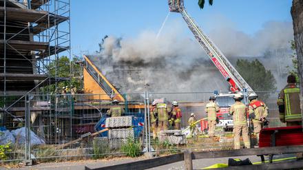 Feuerwehrleute löschen den Brand in der Jeremia-Kirche in Berlin-Spandau.