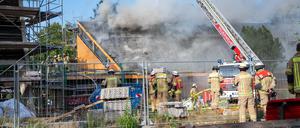 Feuerwehrleute löschen den Brand in der Jeremia-Kirche in Berlin-Spandau.