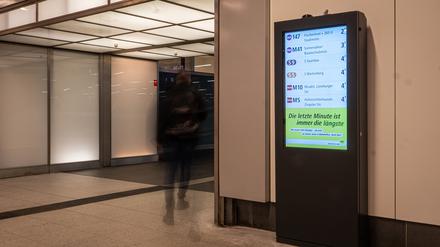 Einer der ersten Riesenmonitore steht am Hauptbahnhof