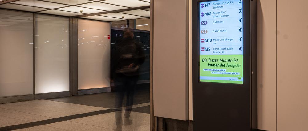 Einer der ersten Riesenmonitore steht am Hauptbahnhof