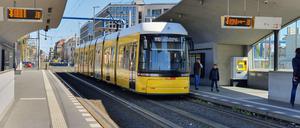 Seit 2015 fährt die Straßenbahn bis zum Hauptbahnhof, die Haltestelle hat ausnahmsweise ein Dach.