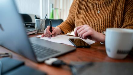 Sitzen im Homeoffice: In der Pandemie ist die Zahl der Krankschreibungen wegen Rückenleiden deutlich gestiegen. 