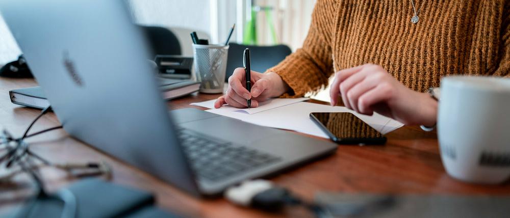 Sitzen im Homeoffice: In der Pandemie ist die Zahl der Krankschreibungen wegen Rückenleiden deutlich gestiegen.