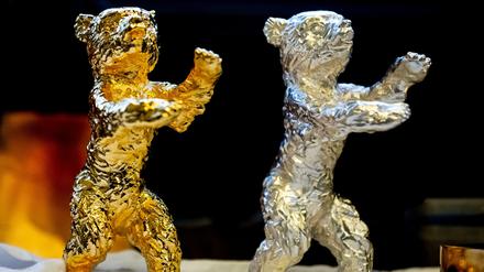 Die Preise der Berlinale. Der Goldene Bär für den besten Film und einer der Silbernen Bären.
