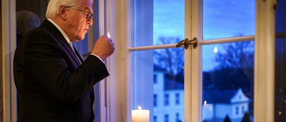Frank-Walter Steinmeier zündet eine Kerze an.