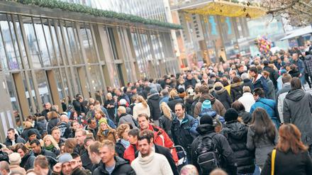 Endlich mal wieder so richtig unbeschwert Shoppen. Viele können es kaum erwarten. Doch wenn es zu Lockerungen kommt, dann erstmal bei den Schulen. 