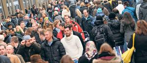 Endlich mal wieder so richtig unbeschwert Shoppen. Viele können es kaum erwarten. Doch wenn es zu Lockerungen kommt, dann erstmal bei den Schulen. 