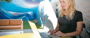 Laptop auf Lanzarote: Irina Puzakova arbeitet für eine Londoner Agentur.