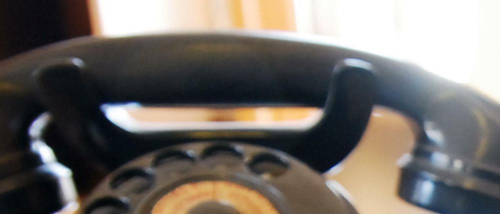 Aktueller denn je. In der Pandemie lindern Anrufe die Einsamkeit.