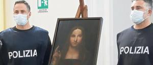 Zwei Polizisten bewachen die wertvolle zeitgenössische Kopie von Leonardos „Salvator Mundi".