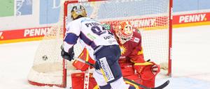 Pföderl trifft hier zur Eisbären-Führung.