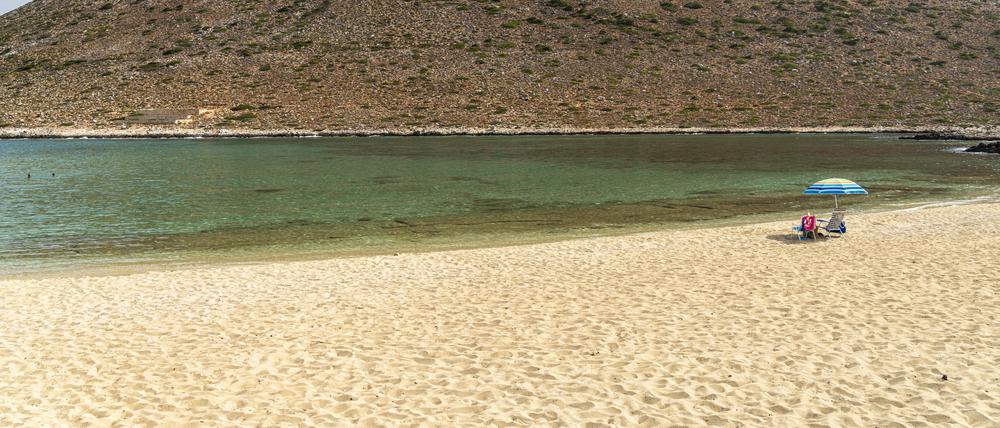 Menschenleerer Strand in Griechenland. Dort gab es schon 2020 ein digitales Einreisemanagement.