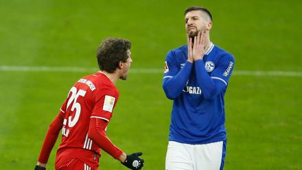 Thomas Müller bejubelt sein Tor, Schalkes Matija Nastasic ist verzweifelt.