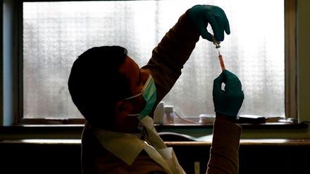 Der Impfstoff von AstraZeneca wird zur Impfung vorbereitet - wie wirksam er bei alten Menschen ist, steht nach Medienberichten in Frage.