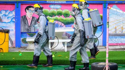 Thailändische Soldaten desinfizieren auf dem Gelände einer Schule in Bangkok.