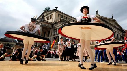 Problematisch ist die ständige Gegenüberstellung von "Einheimischen" und Menschen mit "Migrationshintergrund. Hier eine Trachtengruppe aus Bayern.