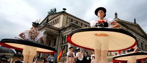 Problematisch ist die ständige Gegenüberstellung von "Einheimischen" und Menschen mit "Migrationshintergrund. Hier eine Trachtengruppe aus Bayern.