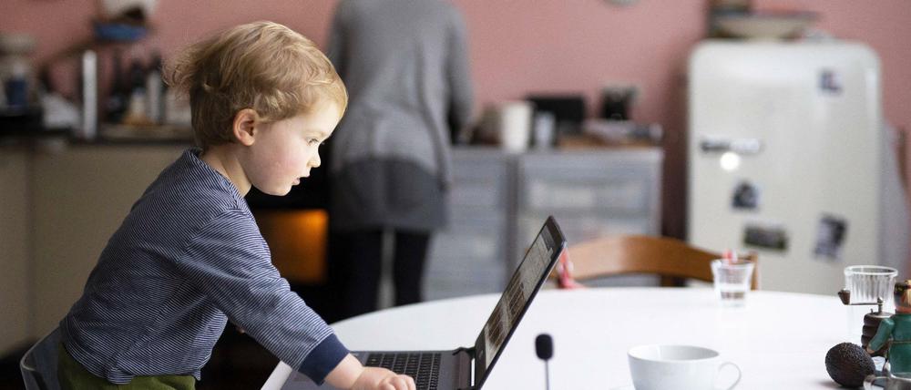 Kein seltenes Bild dieser Tage: Ein Kind spielt im Homeoffice der Mutter. 