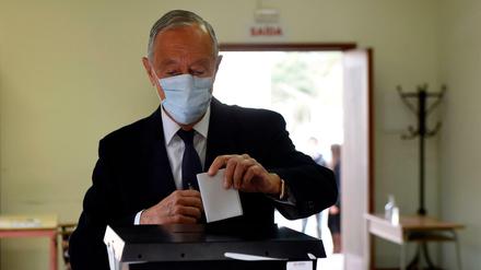 Portugals Präsident Marcelo Rebelo de Sousa gibt bei der Präsidentenwahl seine Stimme ab.