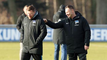 Lachen hilft auch in schwierigen Zeiten. Pal Dardai (r.) und sein Assistent Andreas "Zecke" Neuendorf stehen bei Hertha BSC vor einer anspruchsvollen Aufgabe.