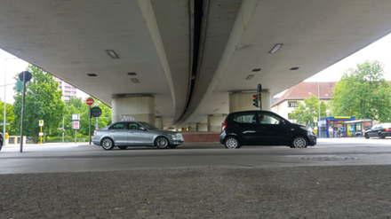 Der Betonriese über dem Breitenbachplatz.