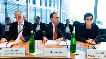 Die drei früheren Chefs des Bundesamts für Migration und Flüchtlinge, Manfred Schmidt, Frank-Jürgen Weise und Jutta Cordt, während einer Sondersitzung des Bundestagsinnenausschusses zur Bremen-Affäre im Juni 2018.