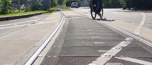 NEU. Die Rille ist nun mit einem Spezialgummi ausgefüllt, Radfahrer können nicht mehr stürzen.