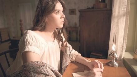 Komm, oh süßer Nachtgedanke. Emily Dickinson (Hailee Steinfeld) beschriftet, was sie an Zetteln auftreiben kann.