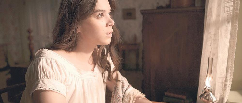 Komm, oh süßer Nachtgedanke. Emily Dickinson (Hailee Steinfeld) beschriftet, was sie an Zetteln auftreiben kann.