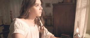Komm, oh süßer Nachtgedanke. Emily Dickinson (Hailee Steinfeld) beschriftet, was sie an Zetteln auftreiben kann.