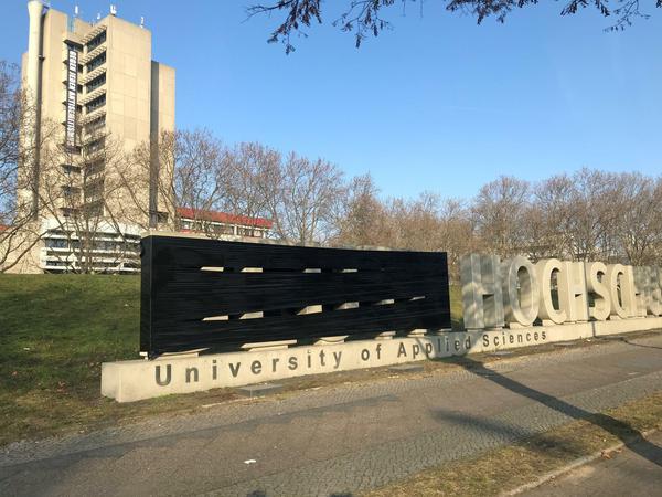Der Name Beuth ist in einer Betoninstallation mit dem Hochschulnamen in schwarze Plastikfolie eingewickelt.