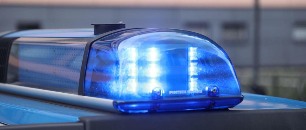 Symbolbild: Ein Polizeiwagen mit Blaulicht.