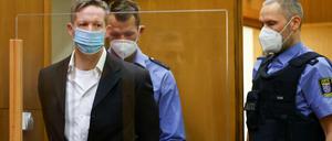 Vor dem Urteil. Der Neonazi Stephan Ernst betritt den Gerichtssaal in Frankfurt. Kurz darauf verkünden die Richter, Ernst müsse für den Mord an Walter Lübcke lebenslang ins Gefängnis.