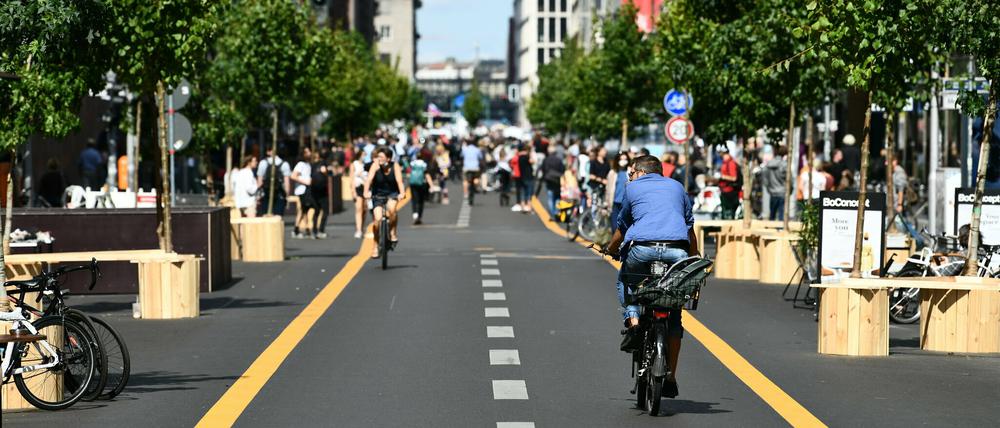 Modell Friedrichstraße. Auf dem 500 Meter langen Abschnitt zwischen Französischer und Leipziger Straße sind Autos tabu. Foto: Fabian Sommer/dpa