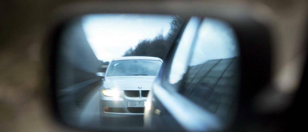Verfolgungsjagd auf der A1: Am Ende kesselten mindestens fünf Autos einen Kleinwagen ein und zerschlugen Scheiben.