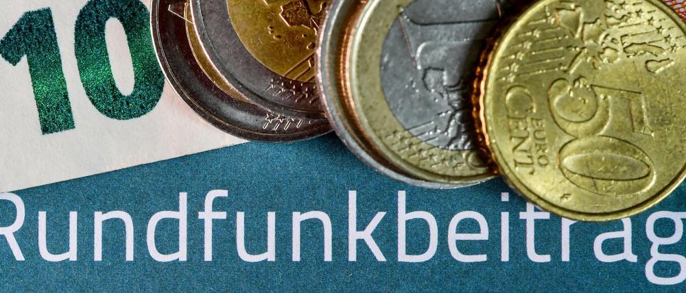 Über die Klage zweier Hessen, ihren Rundfunkbeitrag bar bezahlen zu dürfen, muss nun das Bundesverwaltungsgericht entscheiden. 