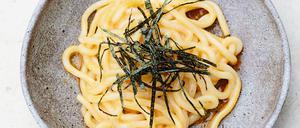 Ein perfektes Mittagessen, das in Japan eigentlich als Frühstück gegessen wird: die Udon-Nudeln mit Ei, Soja und Nori. 